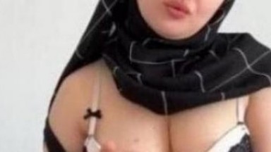 European romantic girl Annalya loves to be in front of the camera and seduce you